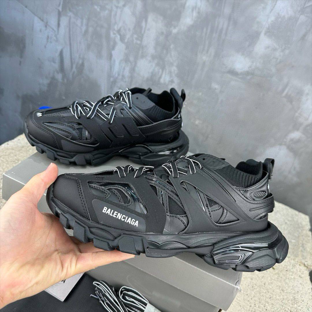 Balenc44iaga shoes